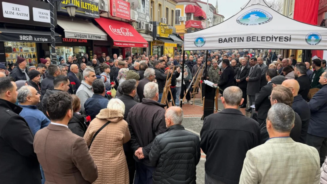 Bartın Belediyesi Deprem Şehitlerini Dualar ve Karanfillerle Andı