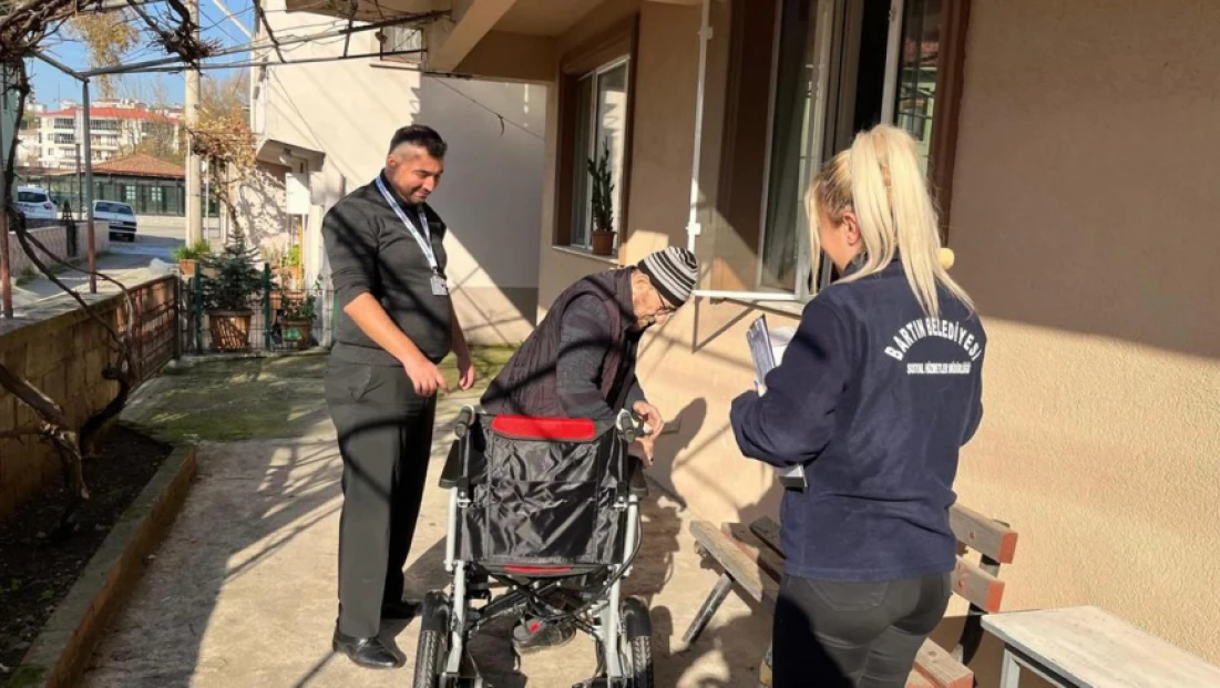 Bartın Belediyesi’nden İhtiyaç Sahibi Vatandaşa Akülü Sandalye