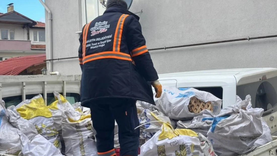 Bartın Belediyesi’nden İhtiyaç Sahiplerine Kışlık Odun Desteği