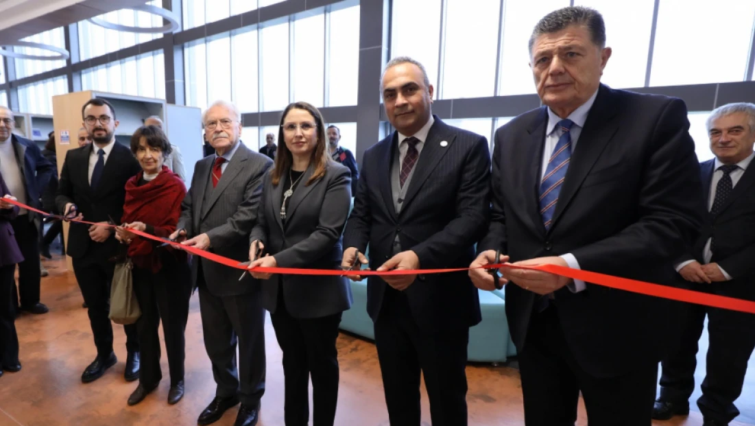 Bartınlı Akademisyenden BARÜ Kütüphanesine Anlamlı Bağış