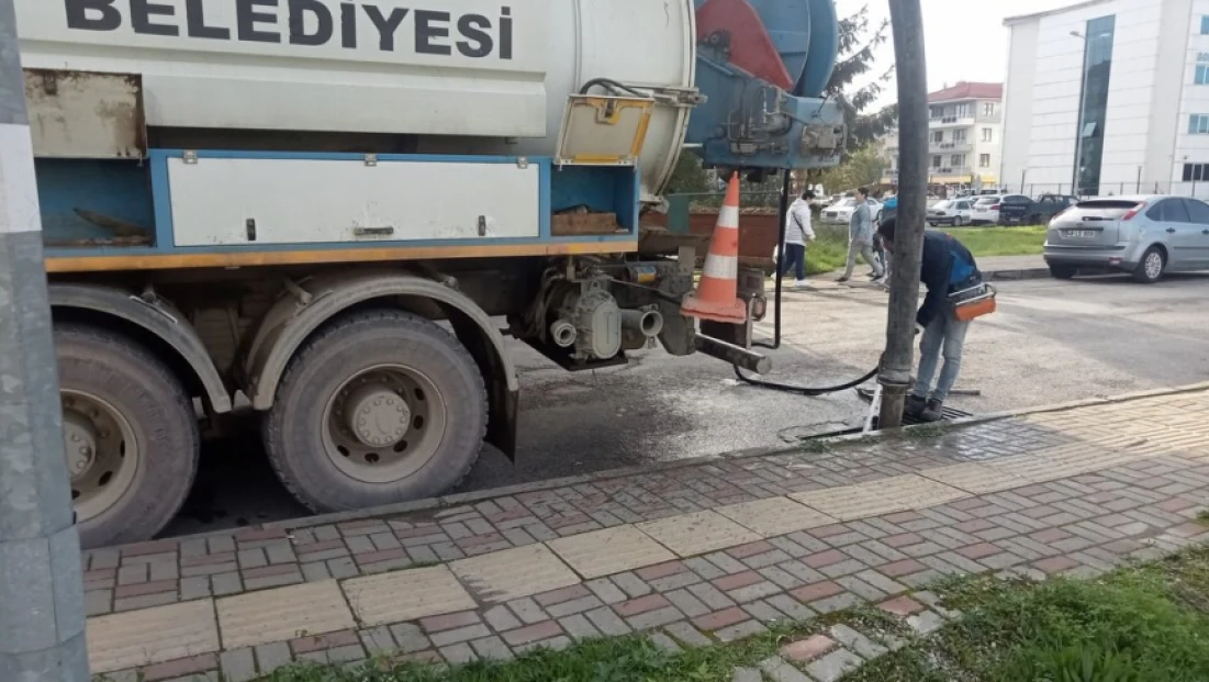 Belediye Ekiplerinden Yağmur Suyu Hatlarına Detaylı Temizlik