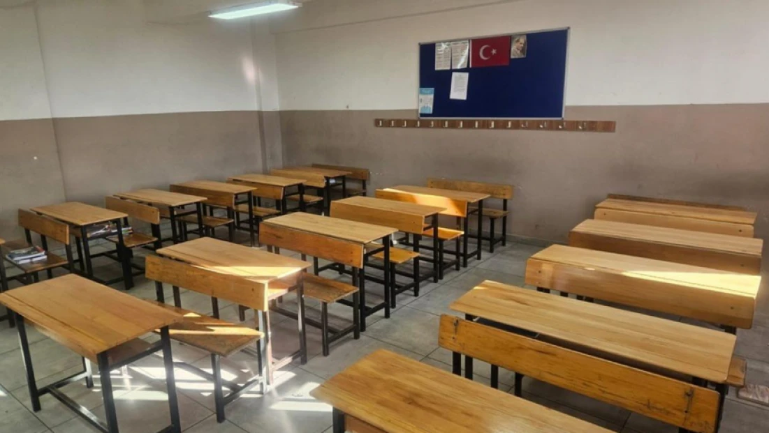 Fatih Ortaokulu’nda Sıralar Yenilendi