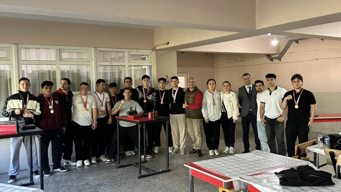 Genç Sporcular Bilek Gücünü Gösterdi