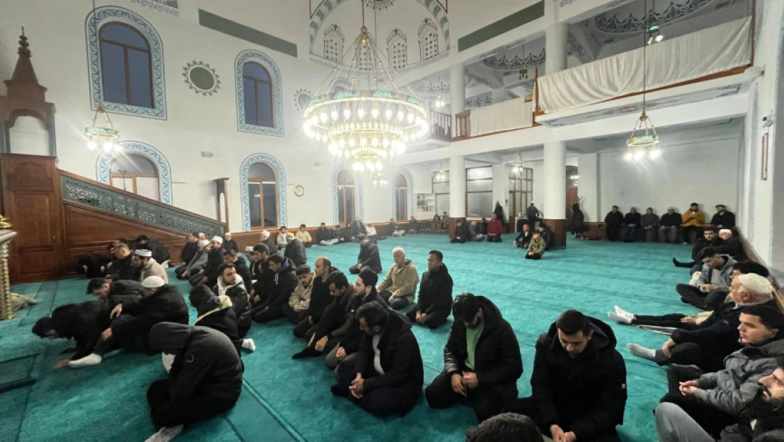 Gençler Üç Ayların İlk Gününde Sabah Namazında Buluştu