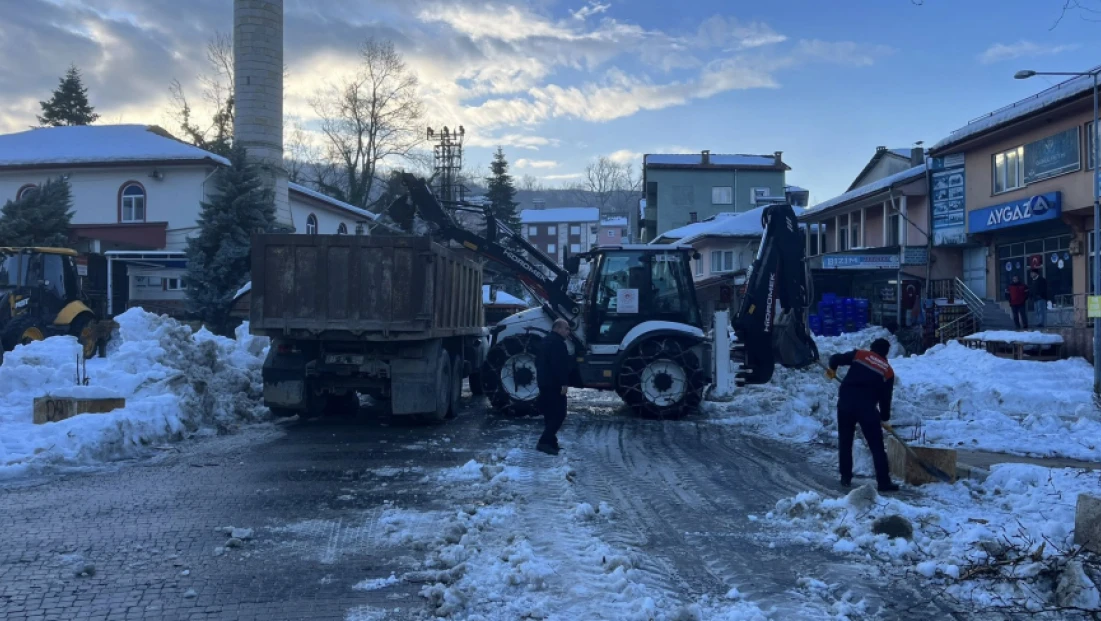 Hasankadı’da 1,5 Metrelik Karla Yoğun Mücadele