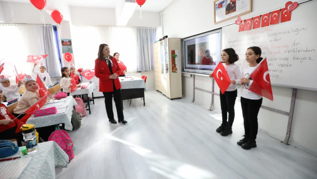 İkinci Dönemin İlk Dersi “Bayrak Sevgisi”