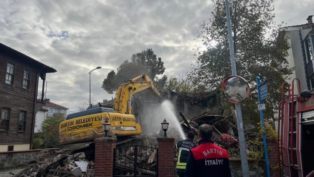 Kavaklı Caddesi’ndeki Metruk Bina Yıkıldı