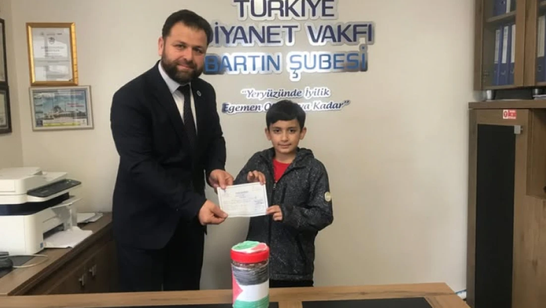 Kumbarasını Filistin İçin Bağışladı