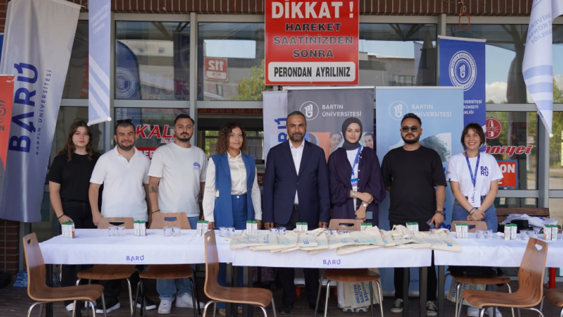 Öğrencileri otogarda Rektör Akkaya karşıladı