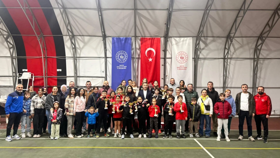 Tenis Kortlarında Cumhuriyet Coşkusu