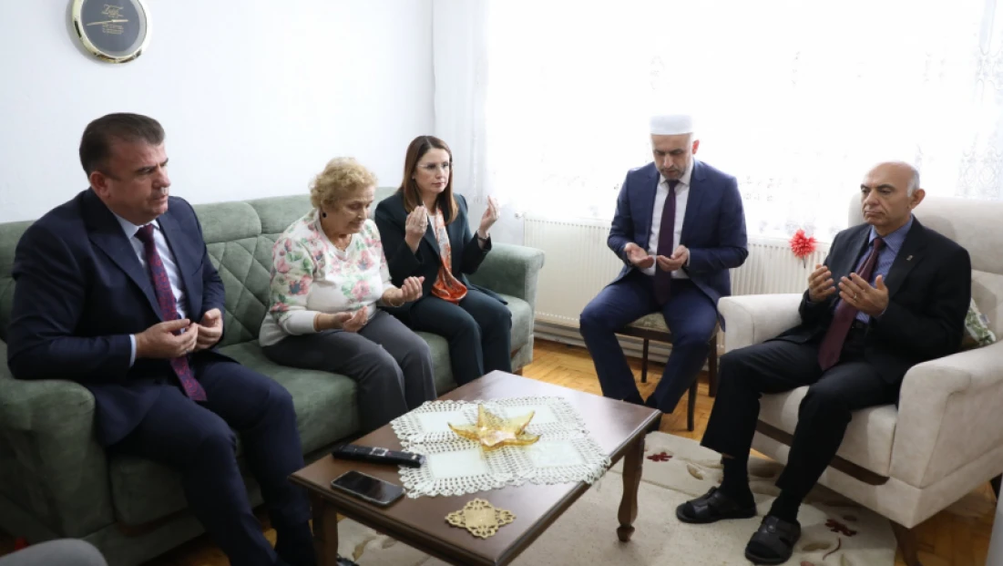 Vali Arslan’dan Şehit Ailesine Öğretmenler Günü Ziyareti