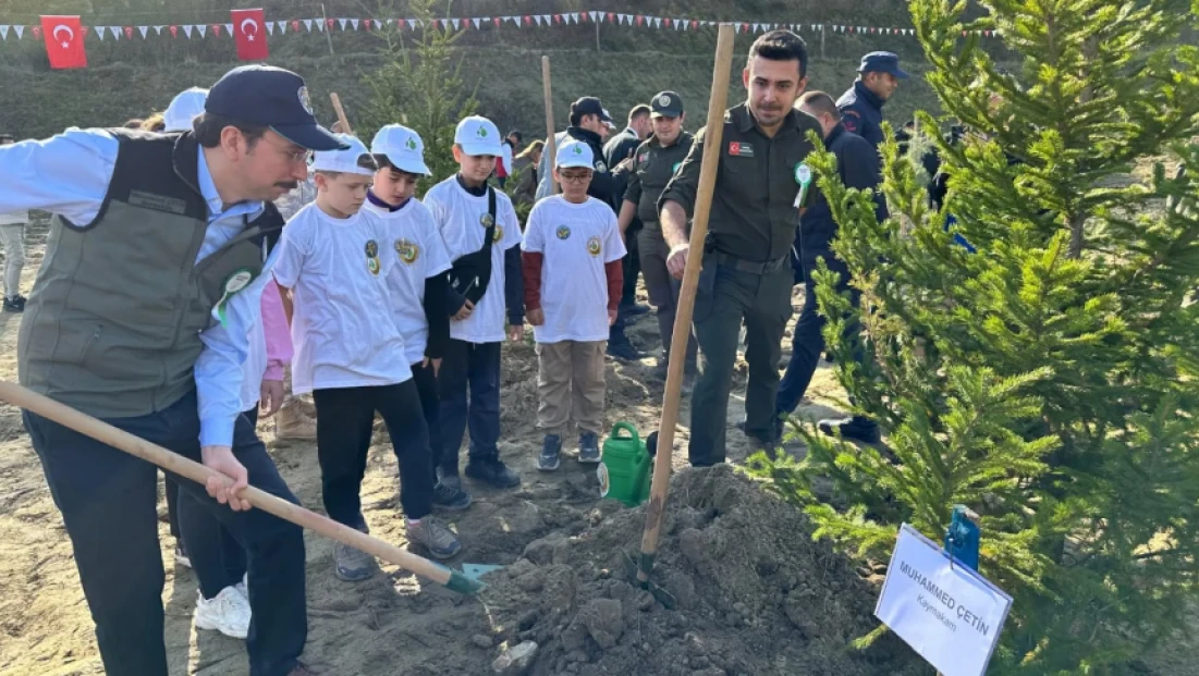 Vatandaşlar ve Öğrenciler Gelecek İçin Fidan Dikti