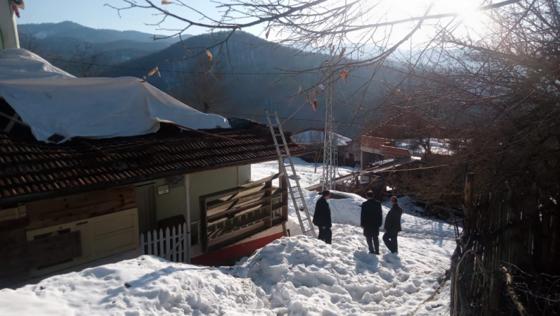 Yoğun Kar Yağışı Camii Çatısını Çökertti