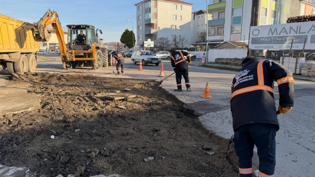 Eski Hastane Caddesi'nde Sıcak Asfalt Çalışması