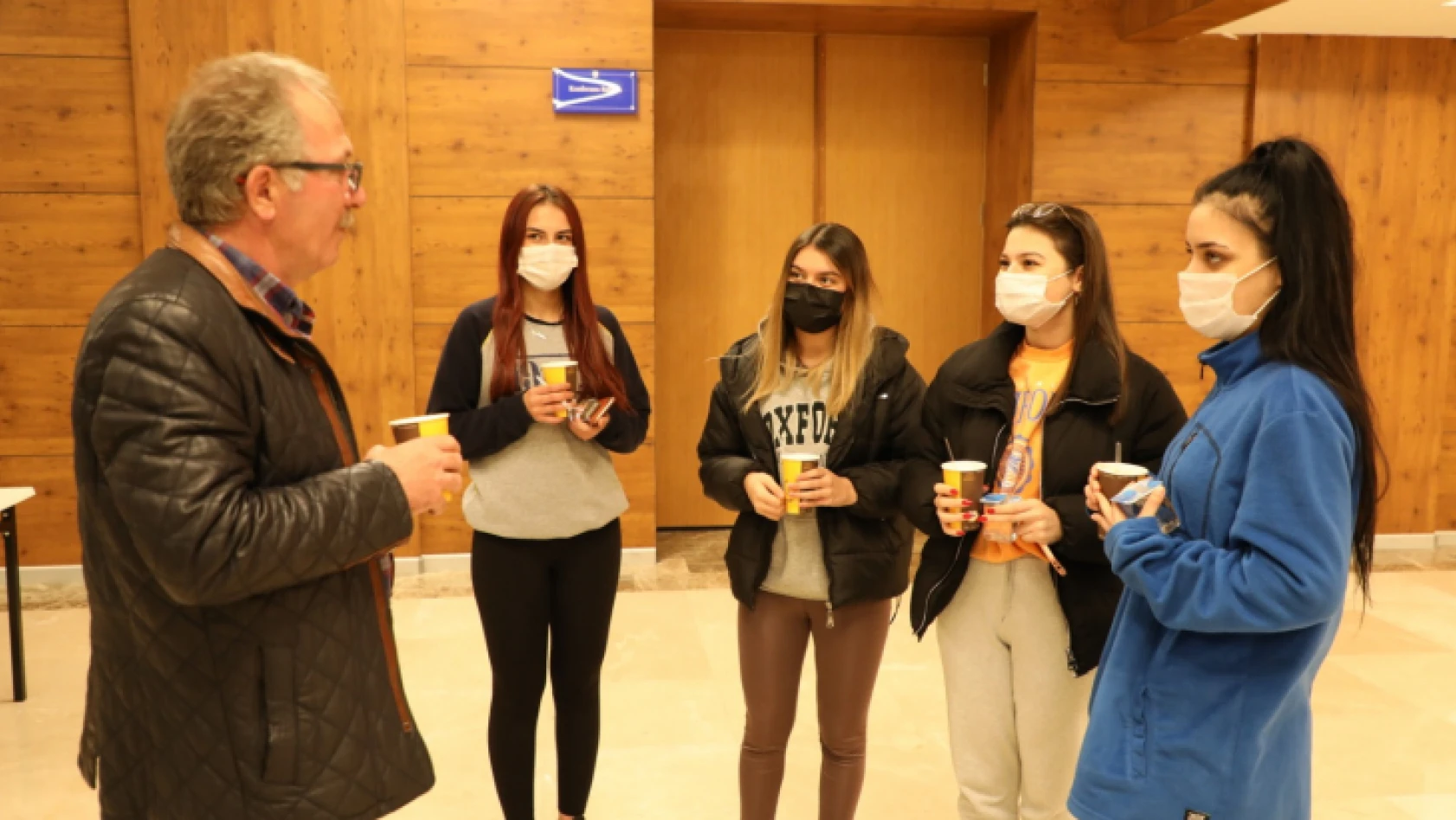 Bartın Üniversitesinin kütüphanelerinde öğrencilere çorba ikramı