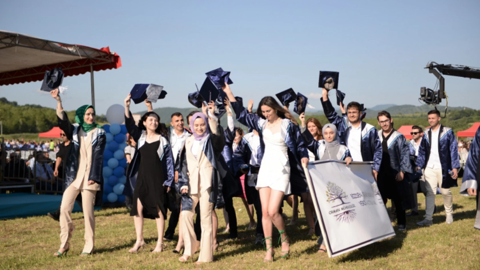 BARÜ'de binlerce öğrenci mezun olmanın gururunu yaşadı