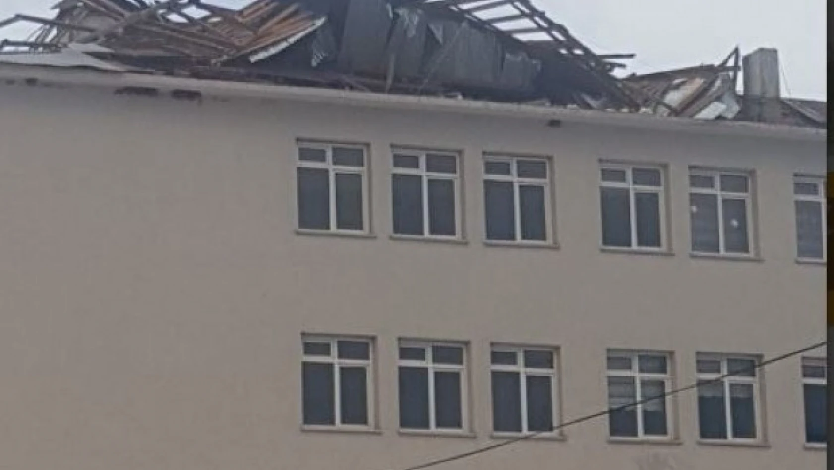 Fırtına Okulun çatısını uçurdu Şiddetli fırtına etkili oluyor