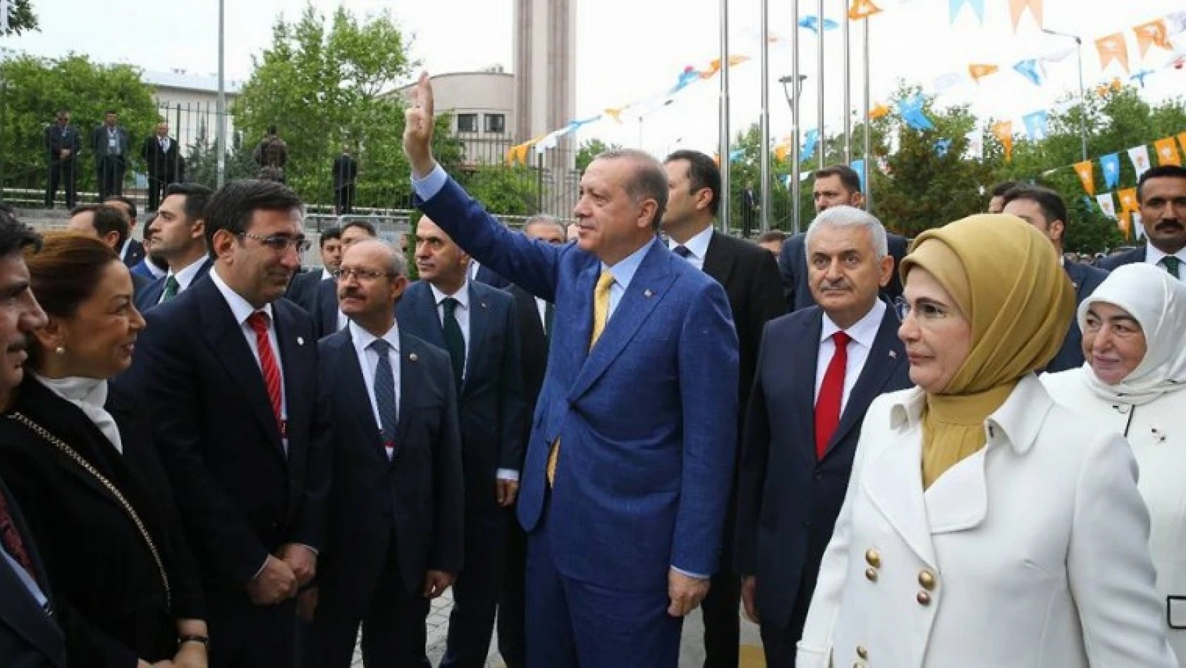 Erdoğan 3 yıl sonra yeniden genel başkan