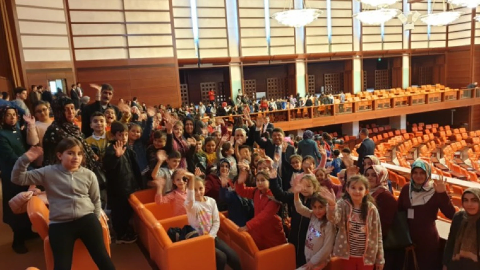Geriş İlkokulu öğrencileri,  Tunç'u Mecliste ziyaret etti