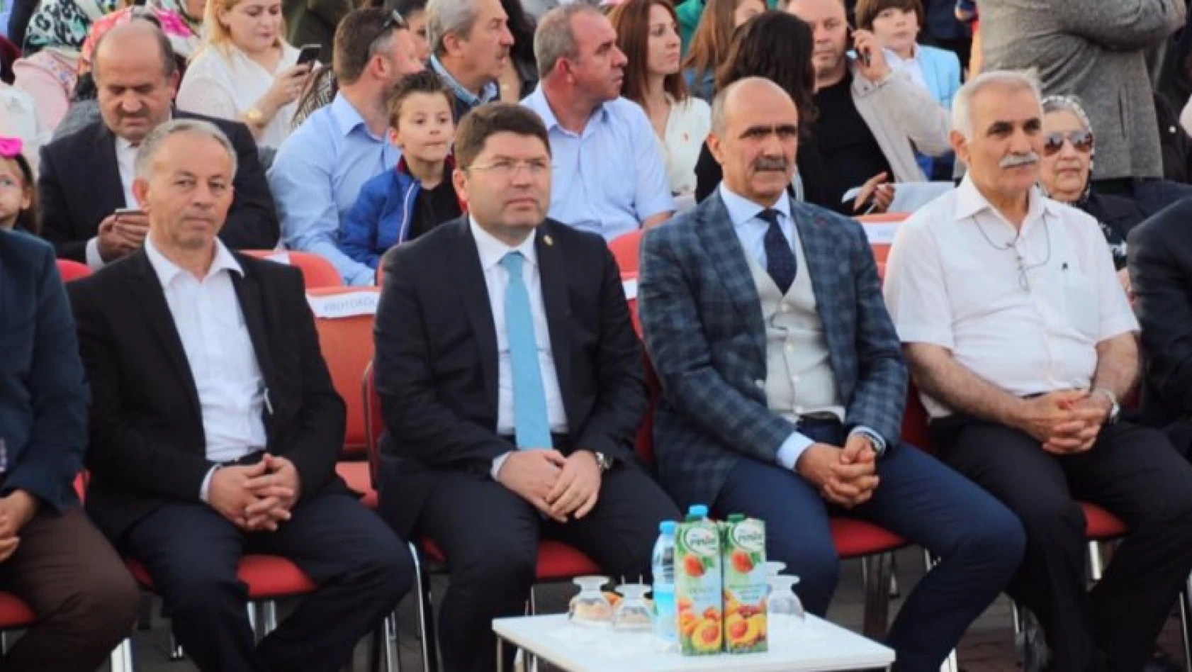 Tunç Bahçeşehir koleji mezuniyet törenine katıldı