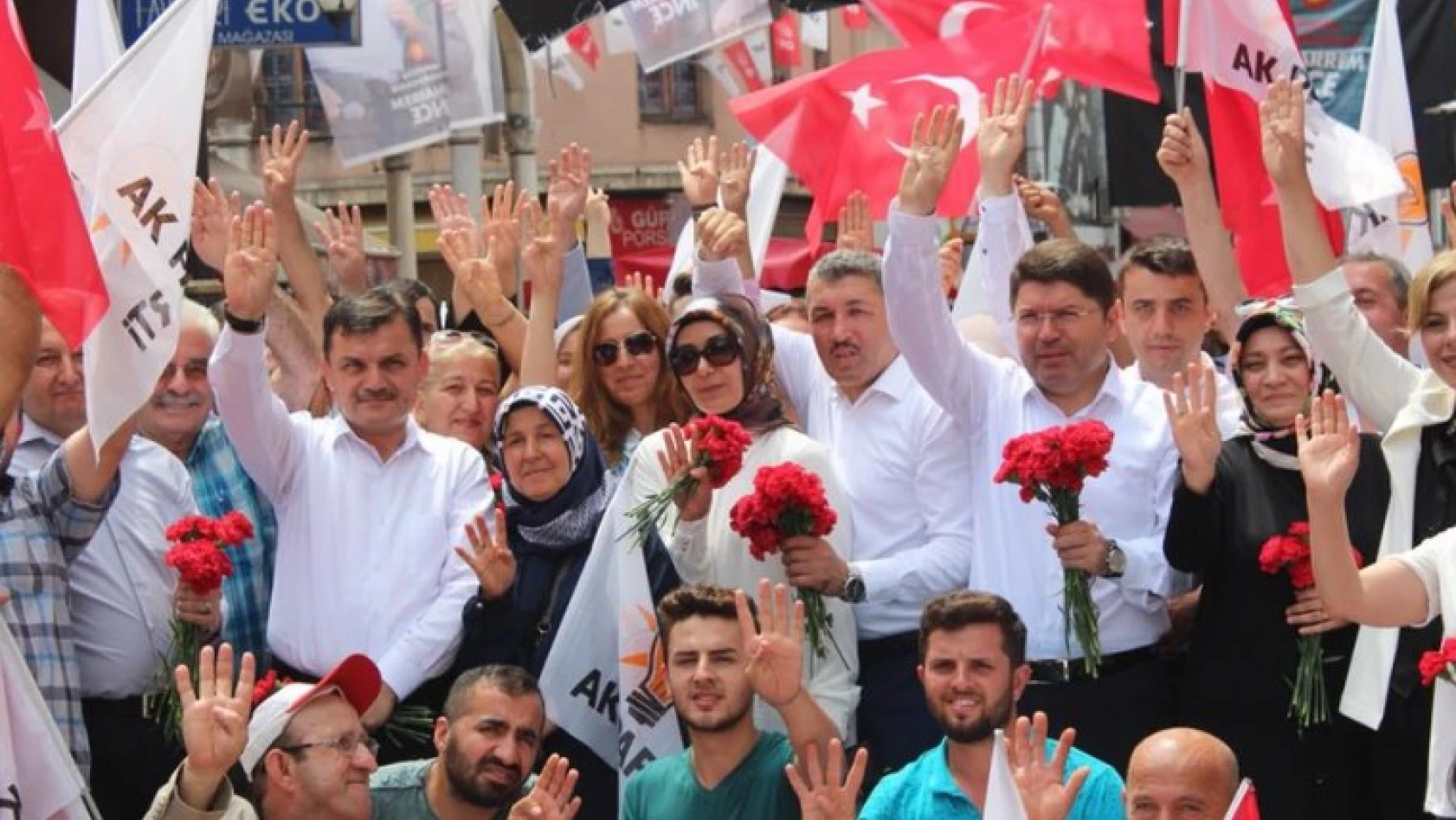 AK Parti'den karanfilli sevgi yürüyüşü