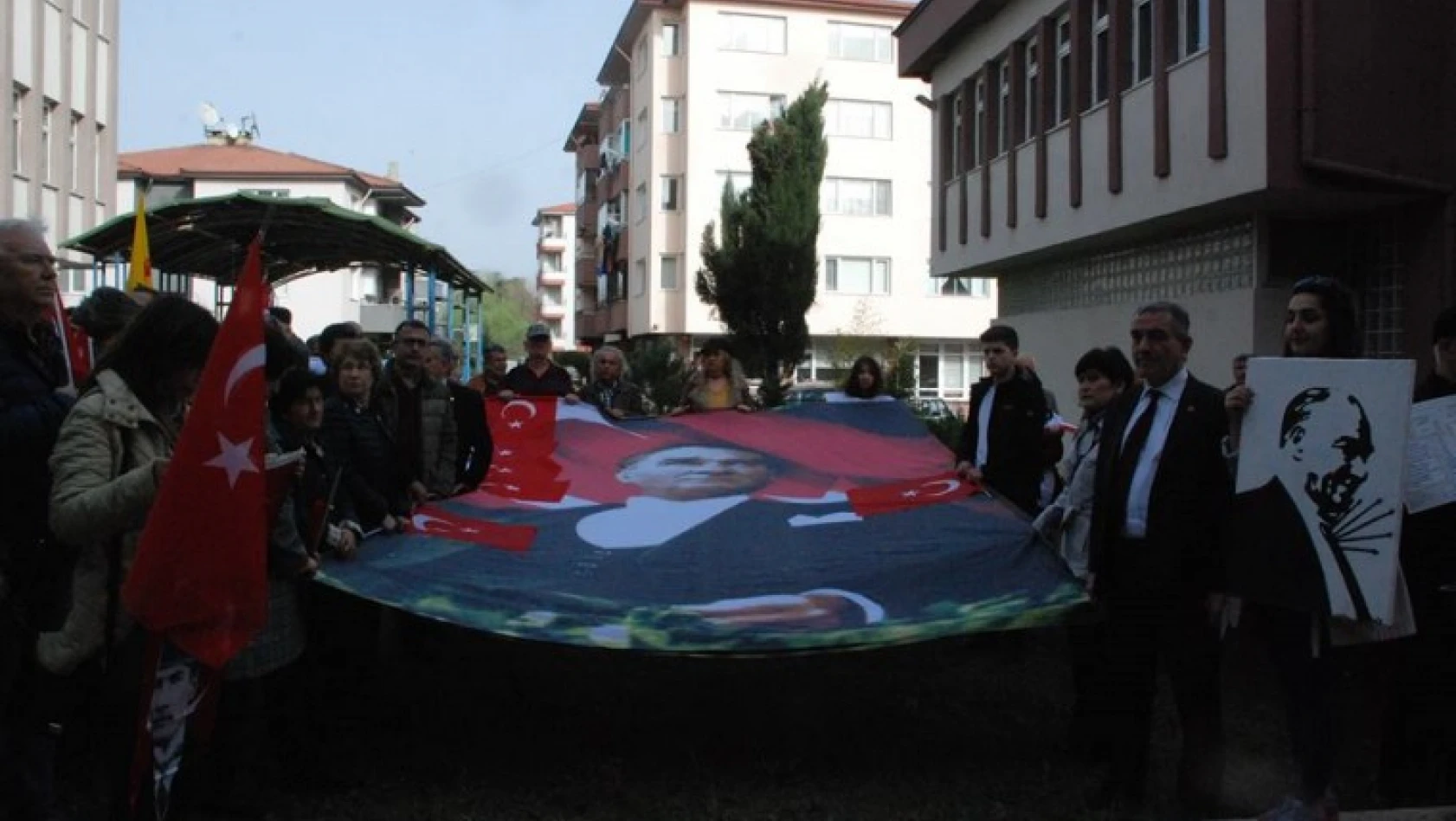 Demir'i Atatürk posteriyle protesto ettiler!