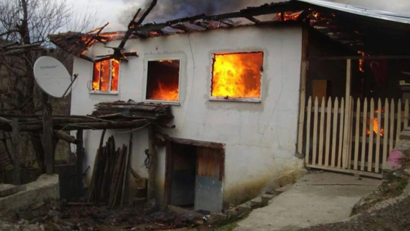 Kumluca'da bir evde yangın çıktı