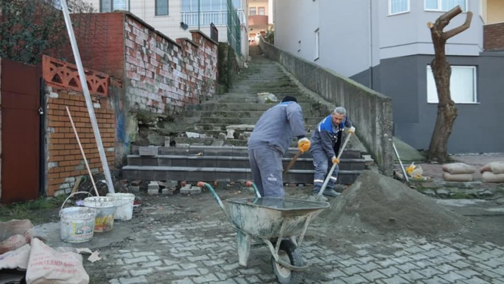 Kırtepe'de merdivenler yenileniyor