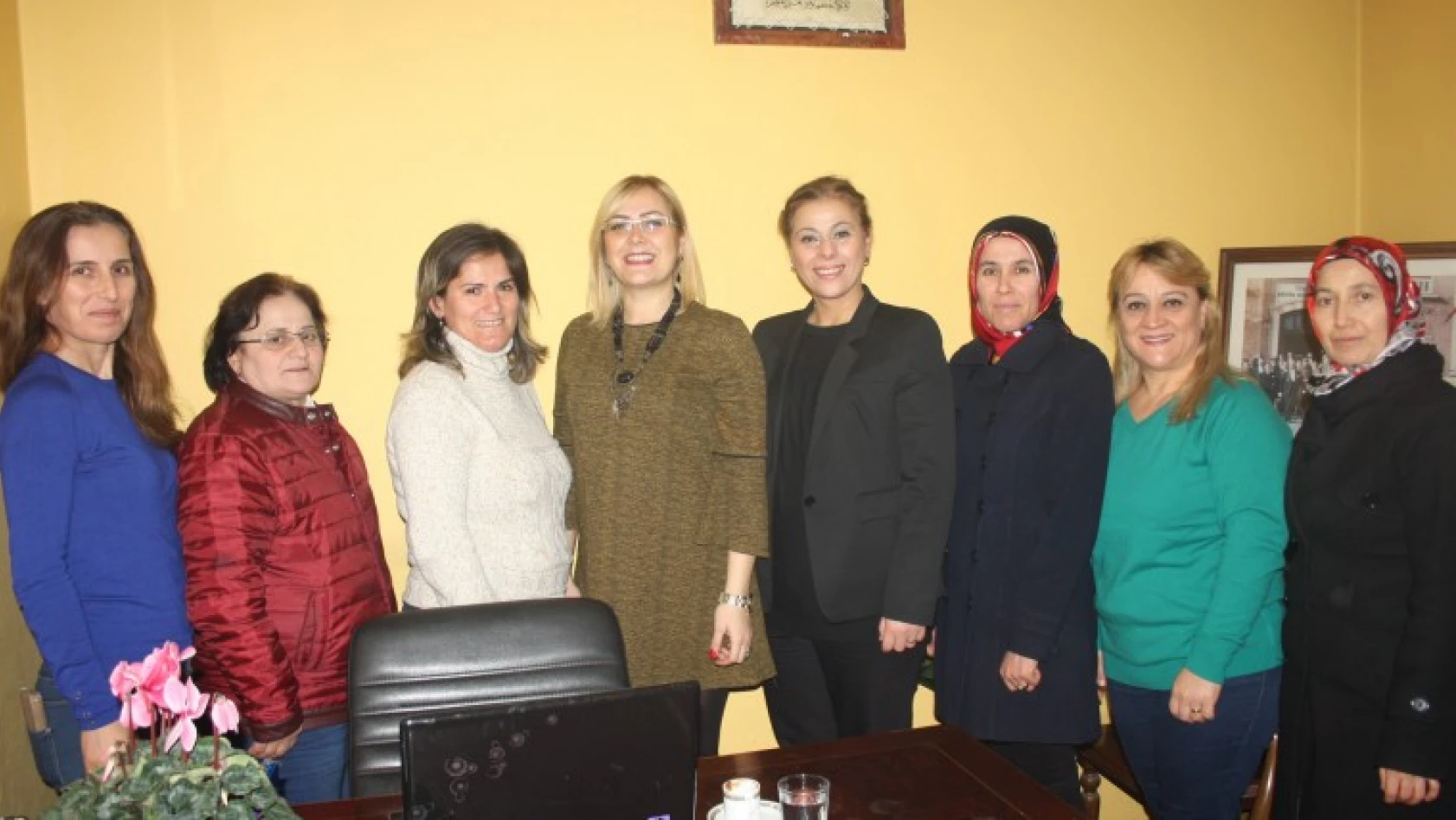 Ak partili kadınlardan Hergün'e çalışan gazeteciler günü ziyareti