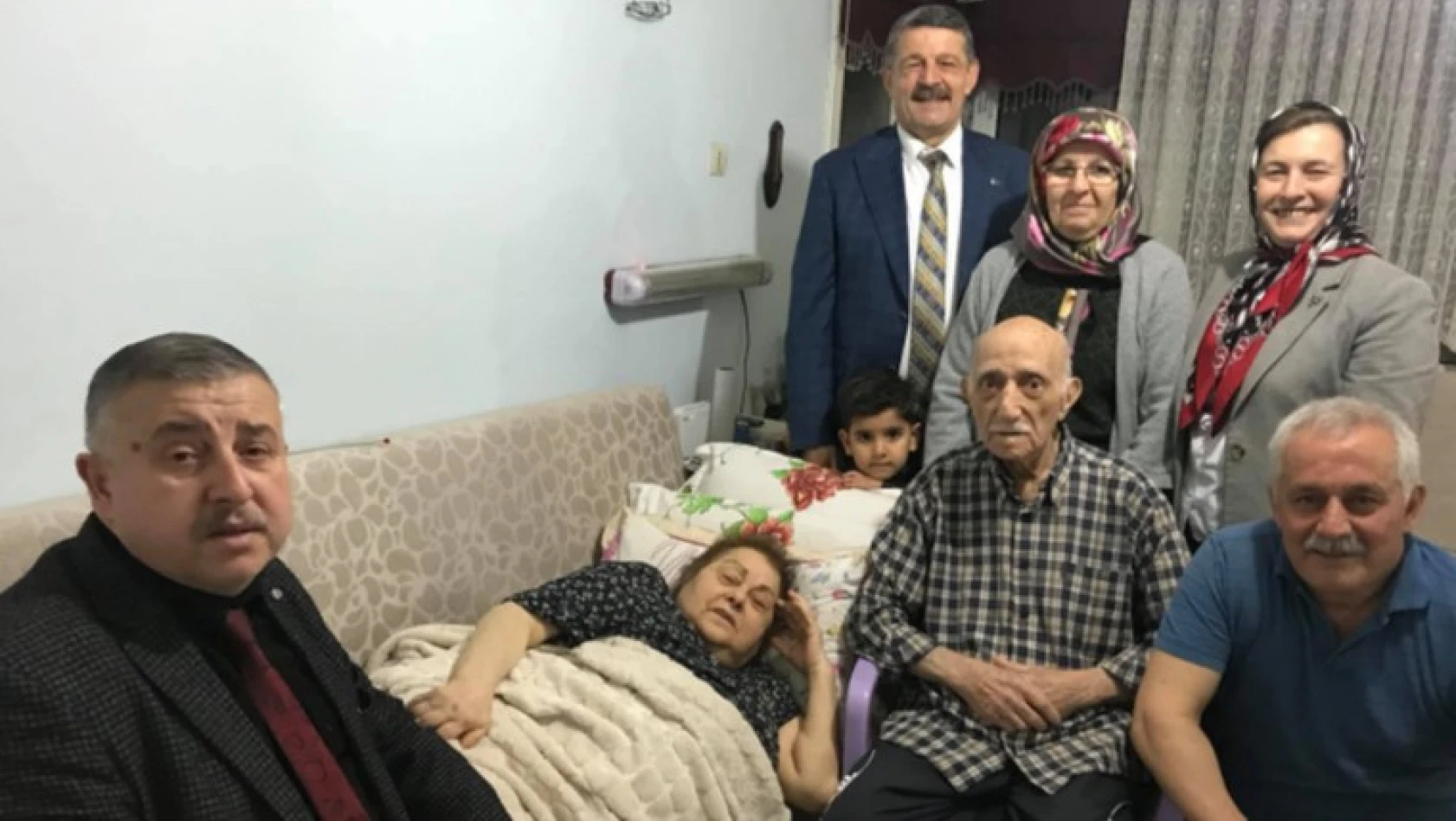 Akın'dan yaşlı ve hastalara ev ziyareti