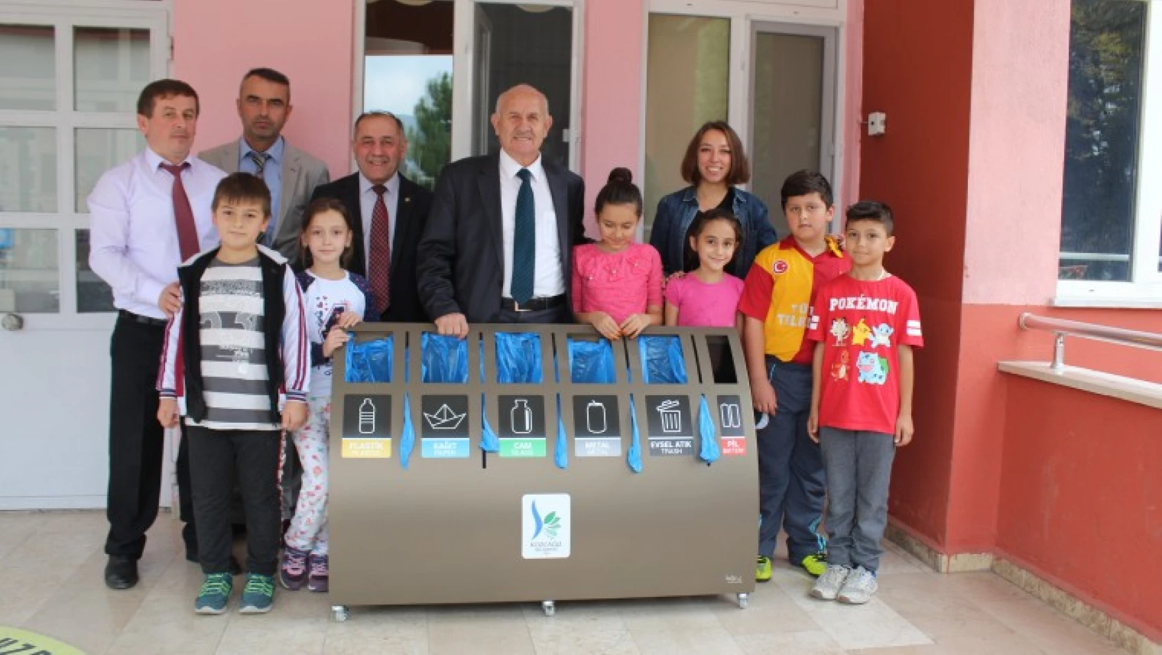 Kozcağız'daki okullara geri dönüşüm kutusu
