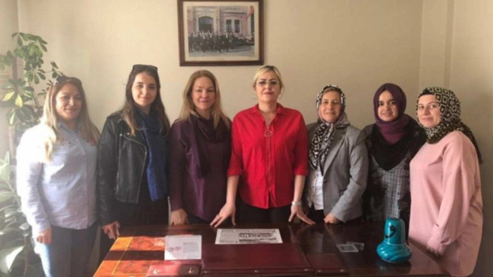 MHP'li kadınlardan Çınçın'a taziye ziyareti