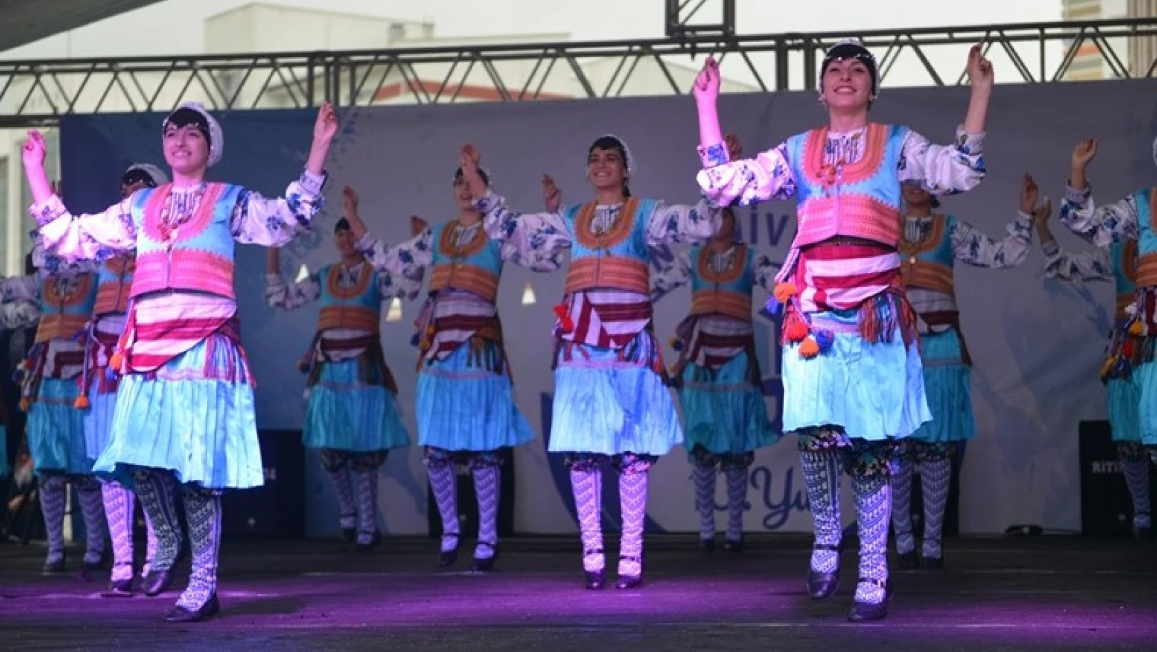 Türk Halk Müziği Konseri ve Halk Dansları büyüledi