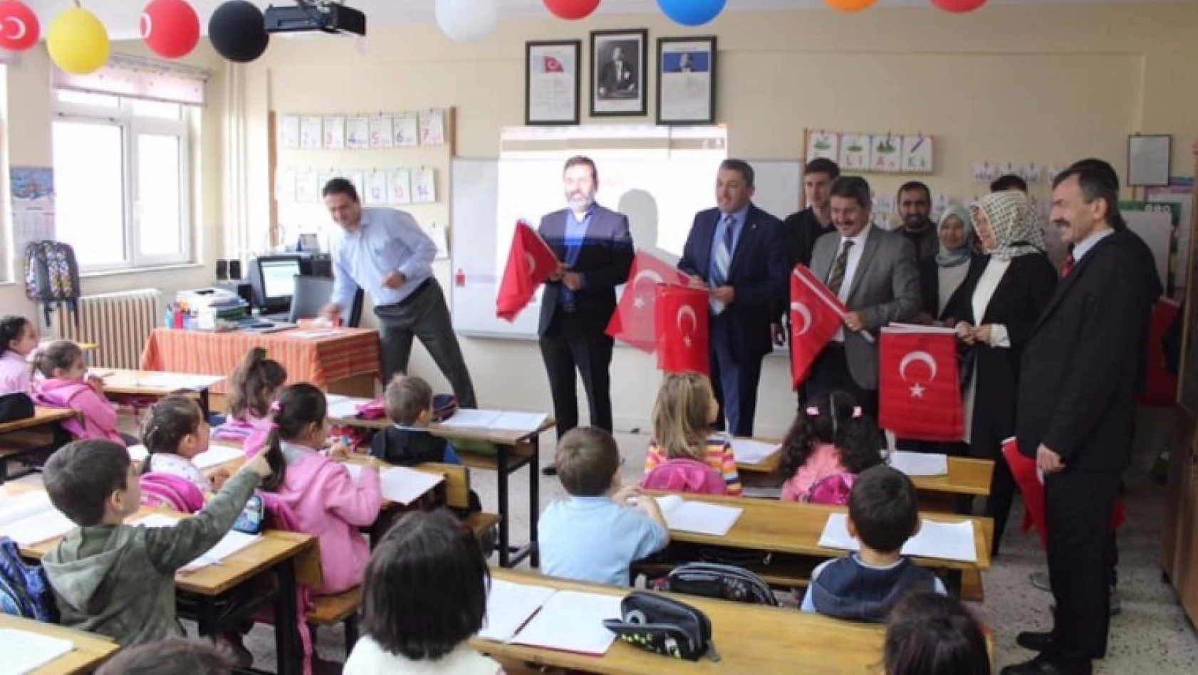 AK Parti'den miniklere Türk Bayrağı hediyesi
