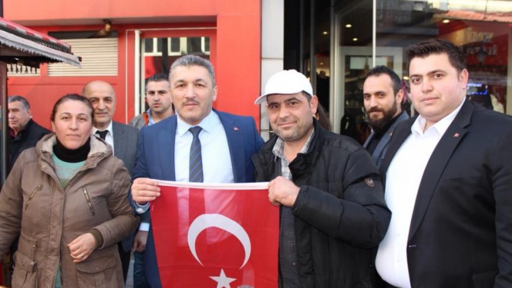 Kalaycı Türk bayrağı dağıttı