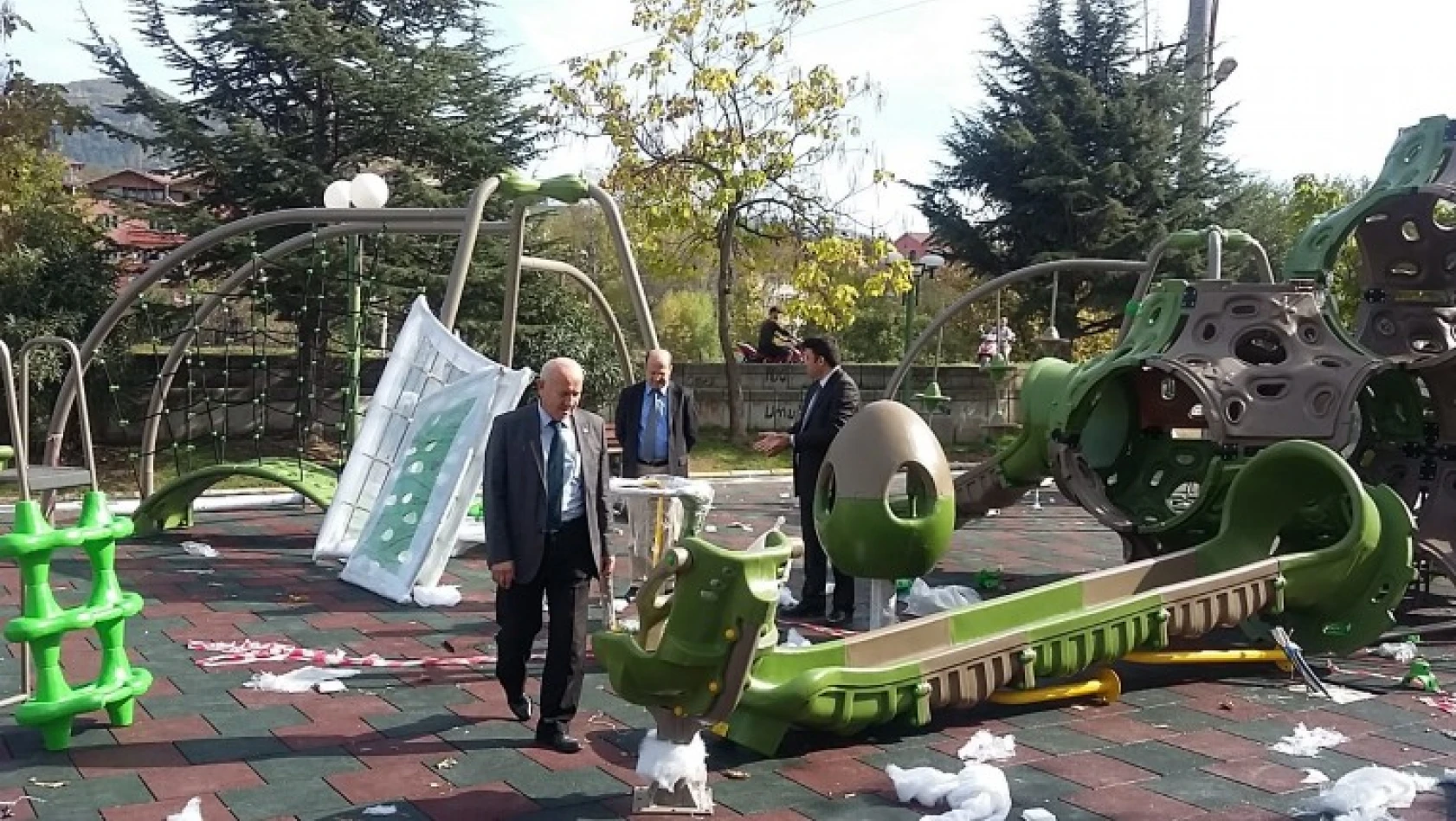 Mustafa Karaman Parkındaki oyun alanı yenilendi