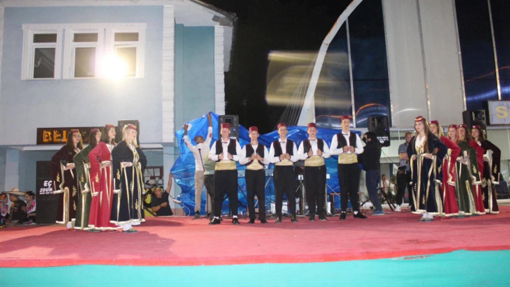 Hasankadı'da uluslararası halk dansları şöleni