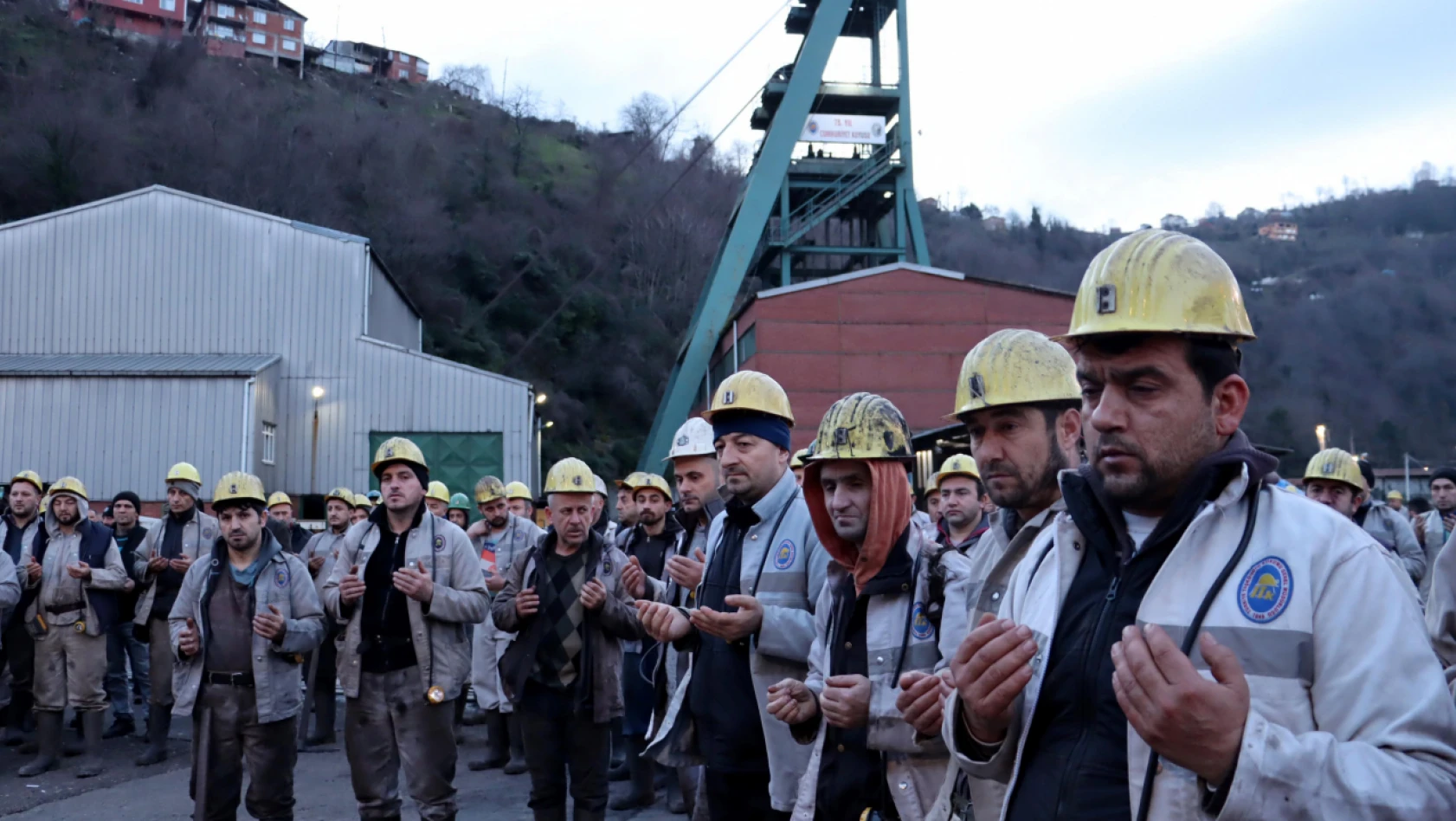 Madenci depremde hayatını kaybedenleri unutmadı