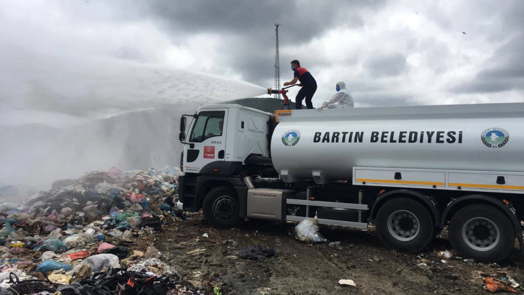 Şehir çöplüğü ilaçlanıyor
