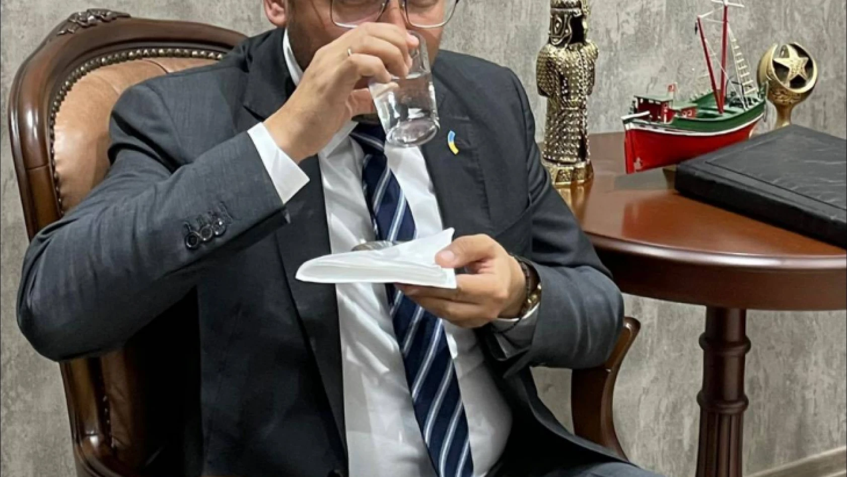Ukrayna Büyükelçisi Kavşak Suyu içti