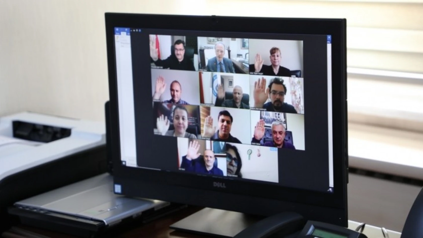 Üniversitede toplantılar video konferansla yapılıyor