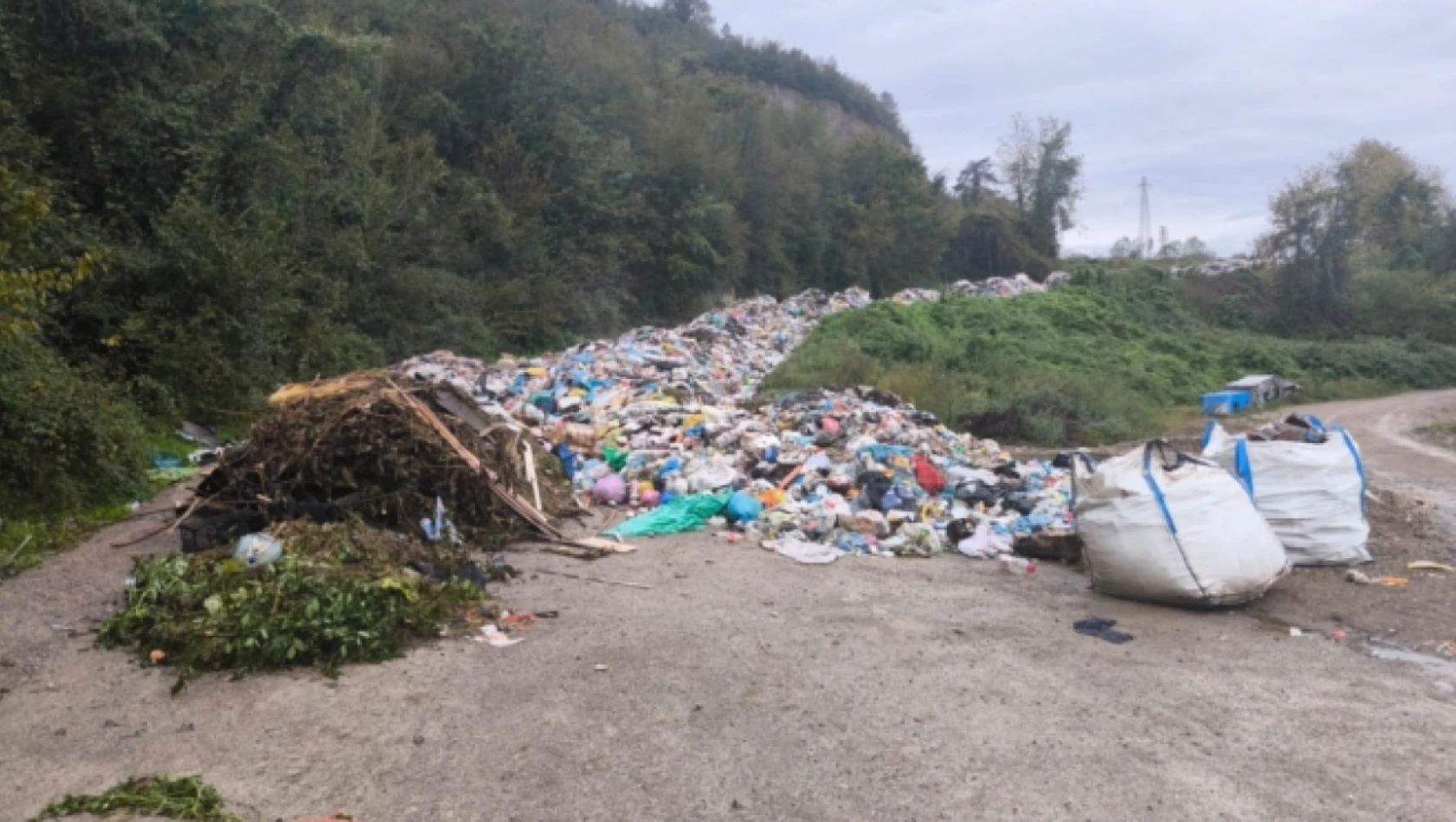 Bartın'da yollara dökülen çöpler Meclis gündeminde