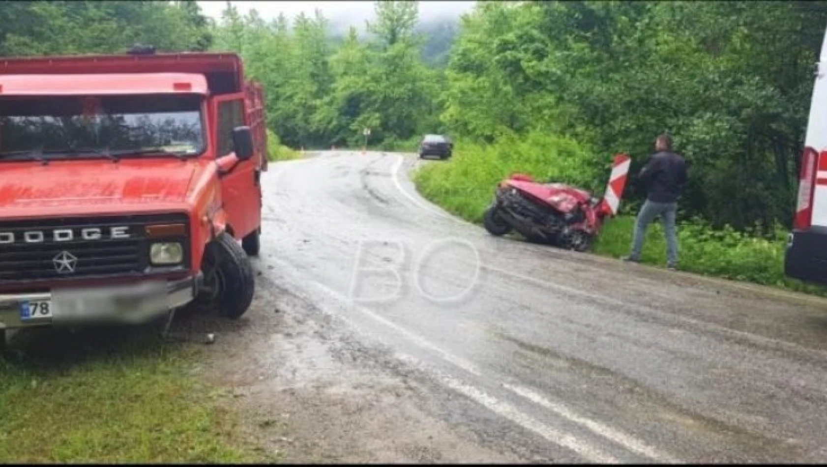 Kamyonet ile otomobil çarpıştı