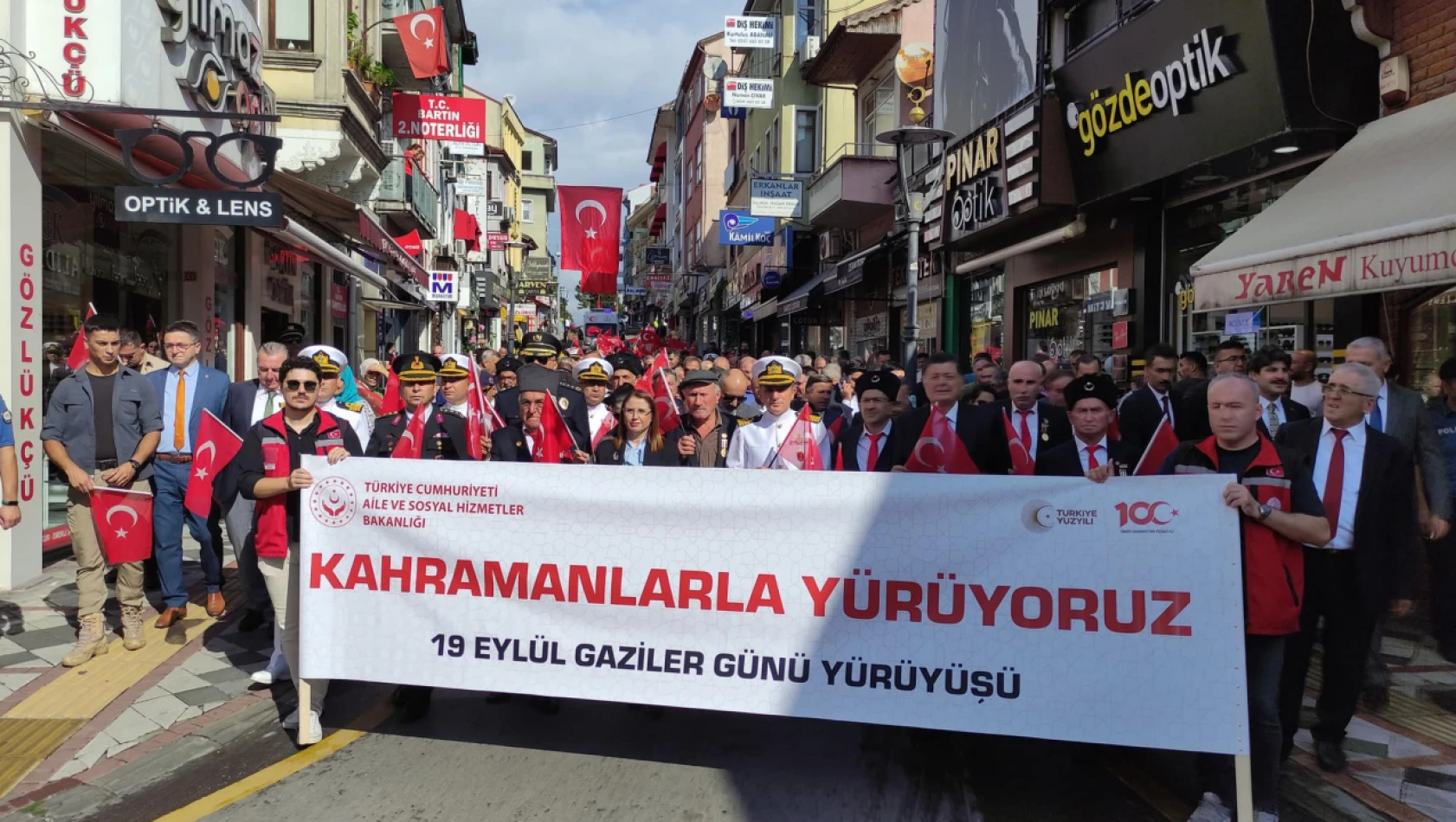 Yürüyüşle başlayan Gaziler Günü, törenlerle kutlandı.