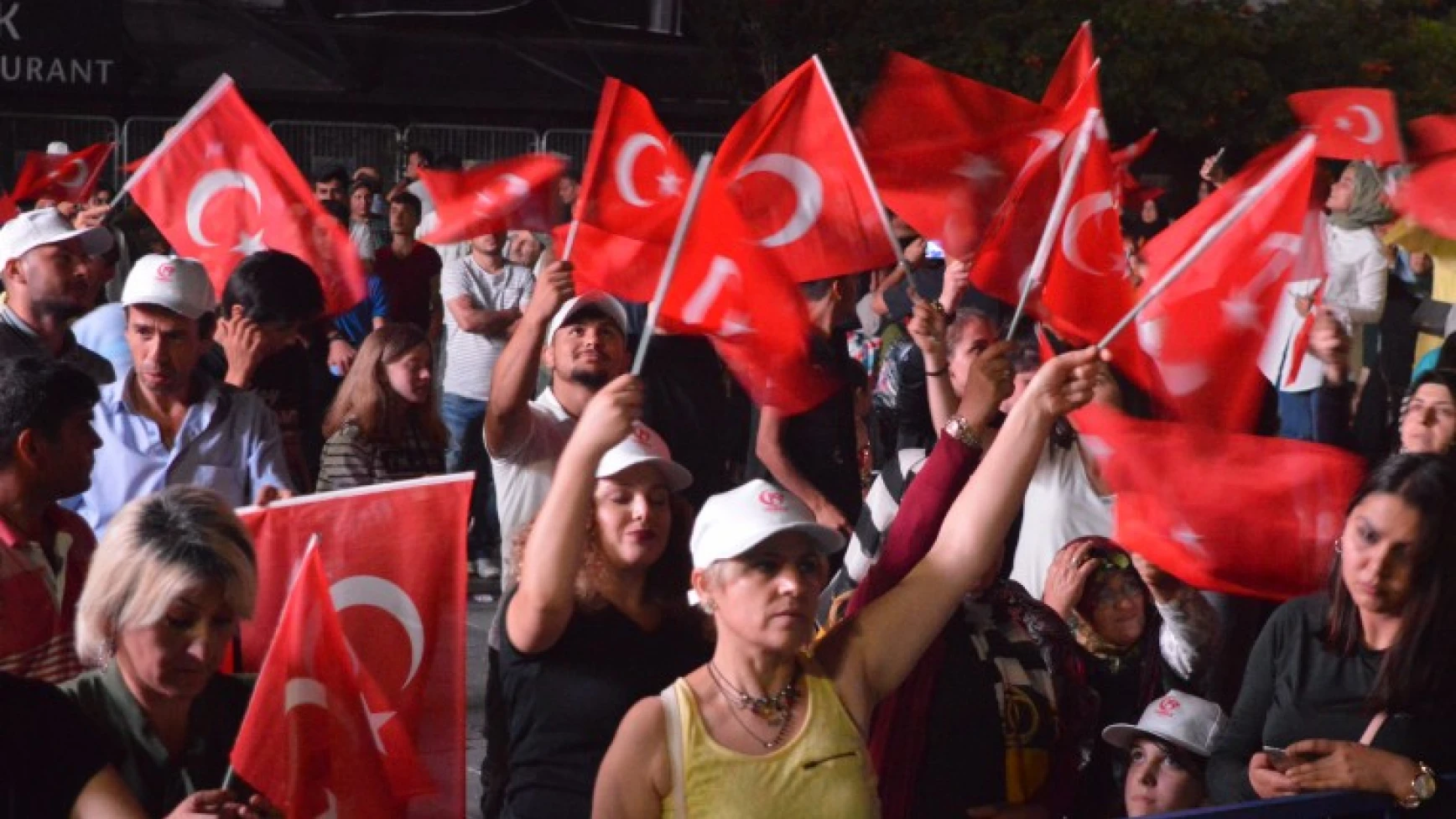 BARTINLILAR ŞEHİTLERİ ANDI, DARBEYİ LANETLEDİ