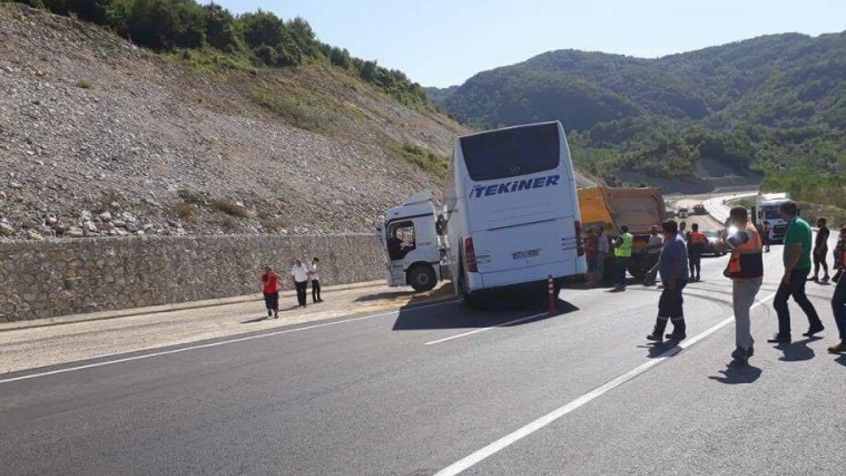 Otobüsle kamyon çarpıştı