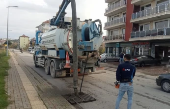 Belediye Ekiplerinden Yağmur Suyu Hatlarına Detaylı Temizlik