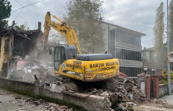 Kavaklı Caddesi'ndeki Metruk Bina Yıkıldı