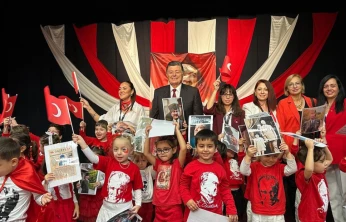 Minik Öğrencilerden Cumhuriyet Gösterisi