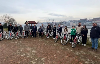 Şampiyon Öğrencilere Başkan Karaman'dan Bisiklet
